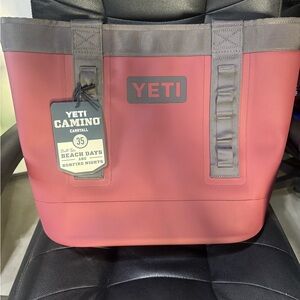 YETI NWT Camino Carryall 35 - Wild Vine Red